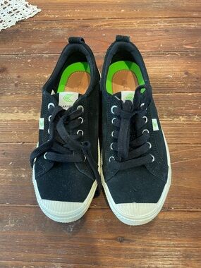 Cariuma Black Canvas Sneakers